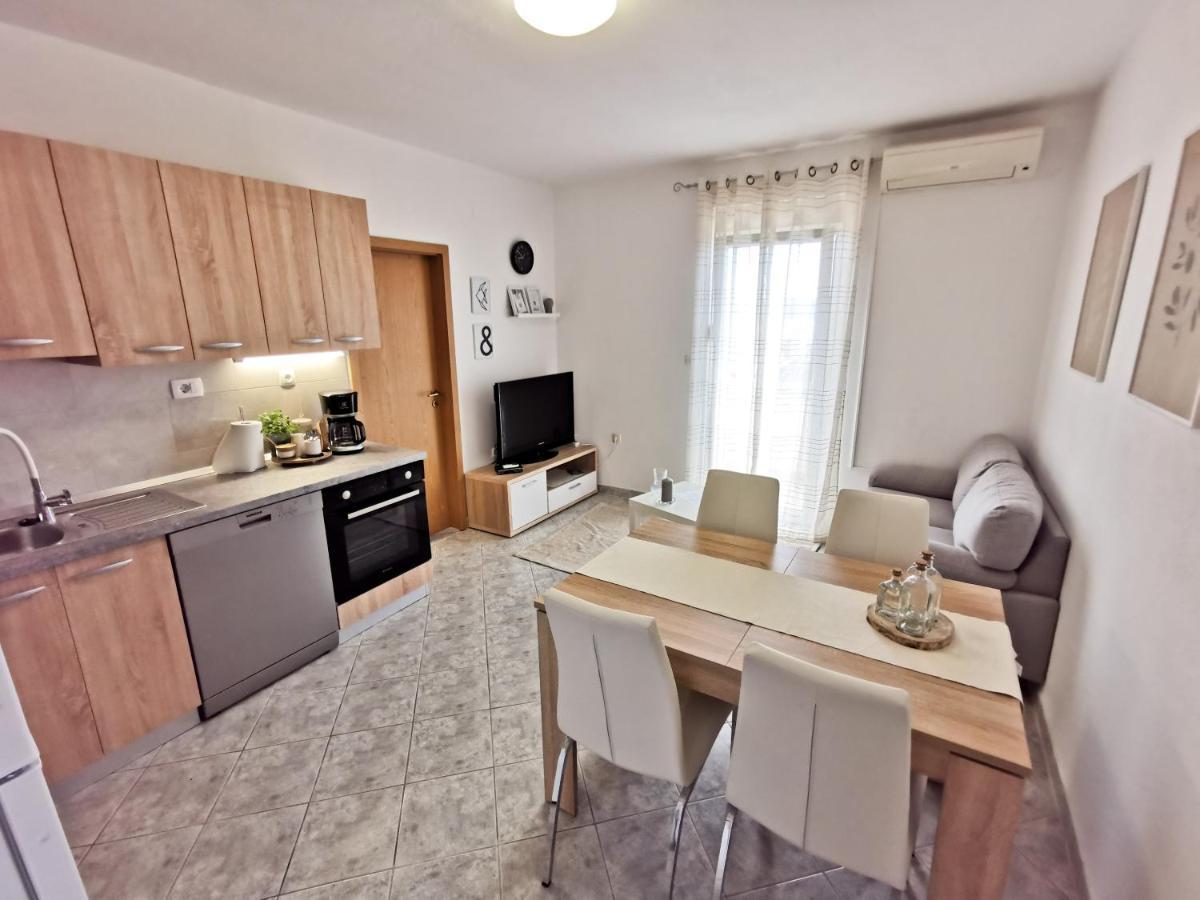 A4 Apartmani Kevic Kaštela Kültér fotó